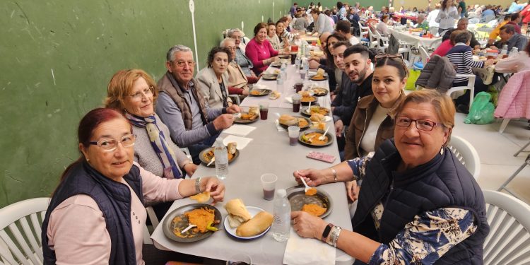 Santiago de la Puebla reparte más de 420 raciones de patatas machaconas en una comida solidaria a beneficio de Pyfano