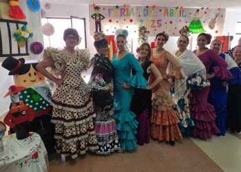 El Campo de Peñaranda reúne a más de 200 personas en su Feria de Abril con música en directo, bailes y un gran ambiente