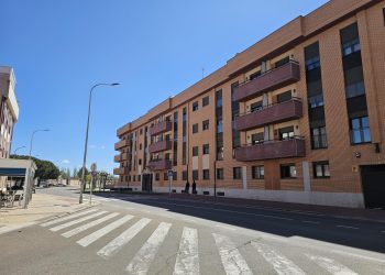 Nuevo intento de robo en Peñaranda en un edificio de viviendas de la calle El Carmen: tres encapuchados detectados por la cámara