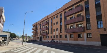 Nuevo intento de robo en Peñaranda en un edificio de viviendas de la calle El Carmen: tres encapuchados detectados por la cámara