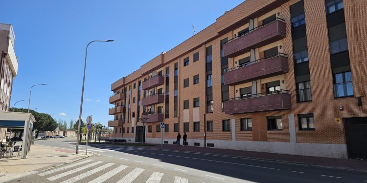 Nuevo intento de robo en Peñaranda en un edificio de viviendas de la calle El Carmen: tres encapuchados detectados por la cámara