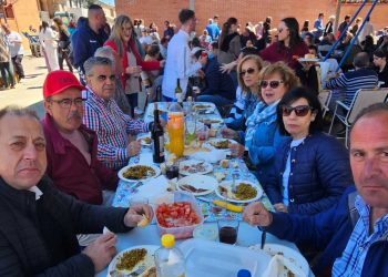 1.500 personas comparten en Villoria la paella de las fiestas del Voto ofrecida en la pista deportiva cubierta junto al centro social