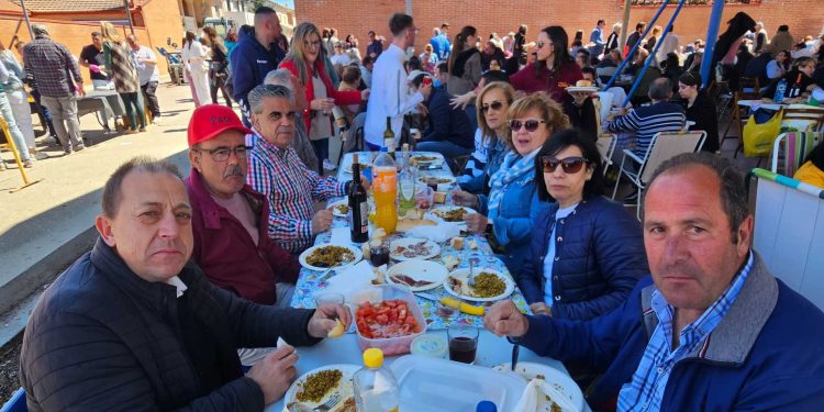 1.500 personas comparten en Villoria la paella de las fiestas del Voto ofrecida en la pista deportiva cubierta junto al centro social