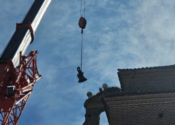 Las campanas de la iglesia de las Carmelitas salen temporalmente de Peñaranda para instalar un nuevo sistema de volteo automático