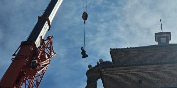 Las campanas de la iglesia de las Carmelitas salen temporalmente de Peñaranda para instalar un nuevo sistema de volteo automático
