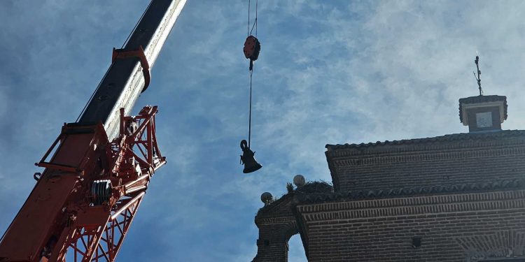 Las campanas de la iglesia de las Carmelitas salen temporalmente de Peñaranda para instalar un nuevo sistema de volteo automático