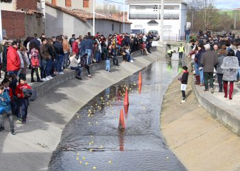 Alaraz recupera su carrera de patitos de goma en un intenso fin de semana previo a la esperada romería del Lunes de Aguas