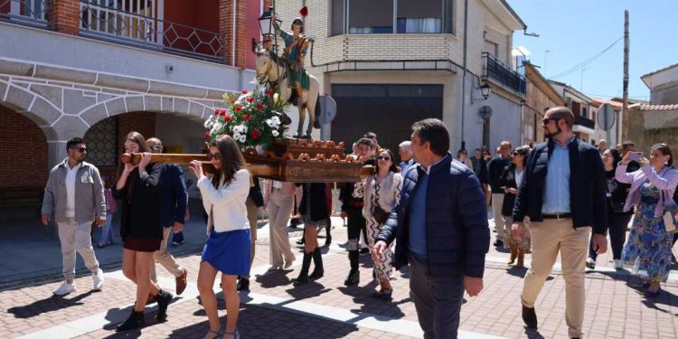 Santiago de la Puebla rinde honores a San Jorge con la misa y la procesión por las calles a los sones de los dulzaineros Adobe