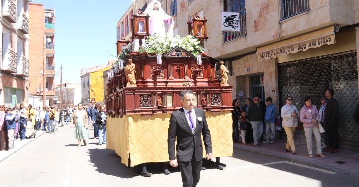 Peñaranda acompaña a la Virgen de la Misericordia en su desfile portada a costal por los hermanos de la cofradía de los nazarenos