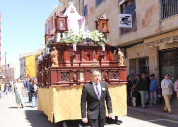 Peñaranda acompaña a la Virgen de la Misericordia en su desfile portada a costal por los hermanos de la cofradía de los nazarenos