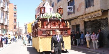 Peñaranda acompaña a la Virgen de la Misericordia en su desfile portada a costal por los hermanos de la cofradía de los nazarenos