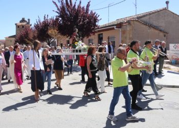 Honores a Santa Bárbara en Villoria en el último día de las fiestas del Voto con misa y una procesión donde no han faltado las jotas