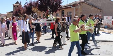 Honores a Santa Bárbara en Villoria en el último día de las fiestas del Voto con misa y una procesión donde no han faltado las jotas