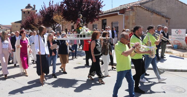 Honores a Santa Bárbara en Villoria en el último día de las fiestas del Voto con misa y una procesión donde no han faltado las jotas