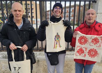 Acomunidad lleva a cabo un taller de personalización de bolsas y convoca una segunda edición para el próximo 9 de abril