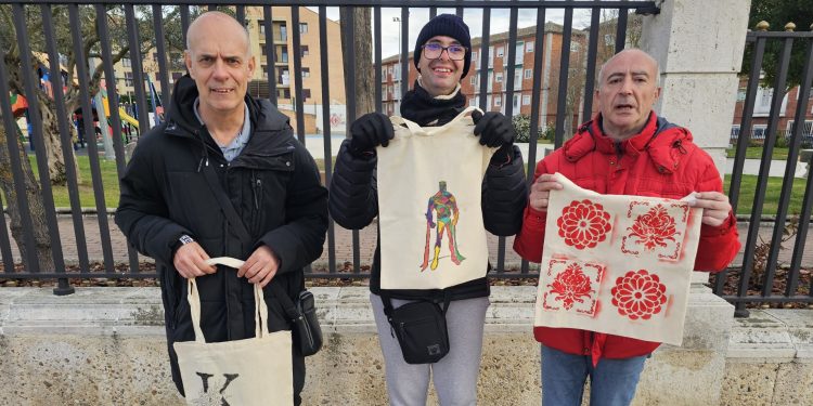 Acomunidad lleva a cabo un taller de personalización de bolsas y convoca una segunda edición para el próximo 9 de abril