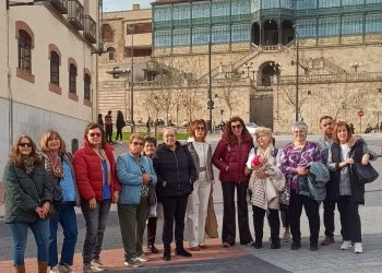 La Asociación Española Contra el Cáncer (AECC) en Peñaranda visita Salamanca capital con su propuesta de viaje cultural