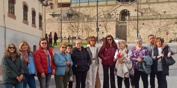 La Asociación Española Contra el Cáncer (AECC) en Peñaranda visita Salamanca capital con su propuesta de viaje cultural