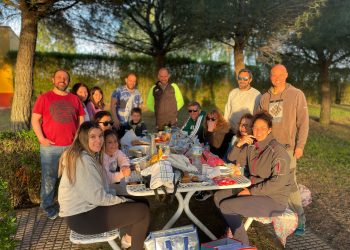 Aldeaseca de la Frontera reúne a sus vecinos en el parque Carlos Novo para celebrar la típica merienda del Lunes de Aguas