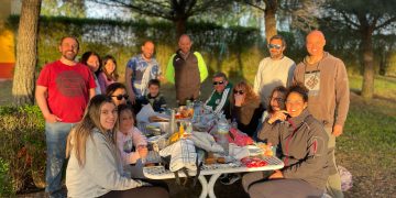 Aldeaseca de la Frontera reúne a sus vecinos en el parque Carlos Novo para celebrar la típica merienda del Lunes de Aguas