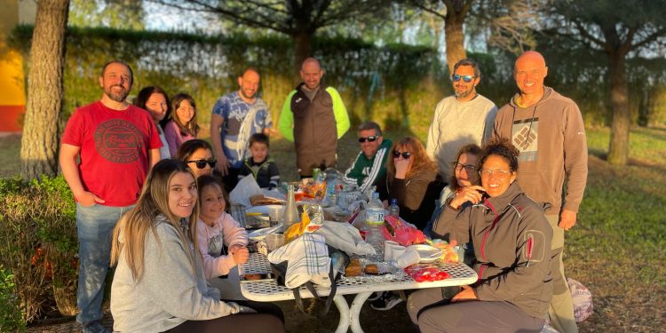 Aldeaseca de la Frontera reúne a sus vecinos en el parque Carlos Novo para celebrar la típica merienda del Lunes de Aguas