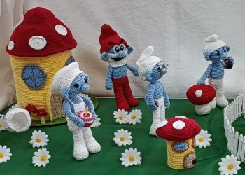 La original aldea «amigurumi «de los pitufos y Gargamel creada por Artura Colino y expuesta en un escaparate de Peñaranda