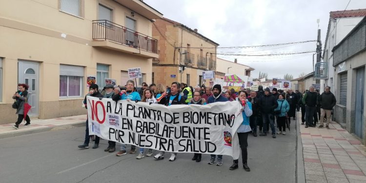 300 personas participan en la concentración celebrada hoy en Babilafuente contra la instalación de una planta de biometano