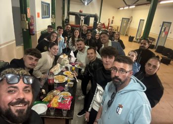 La banda de cornetas y tambores de Peñaranda comparte una merienda tras el último ensayo previo a la Semana Santa 2025