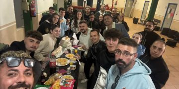 La banda de cornetas y tambores de Peñaranda comparte una merienda tras el último ensayo previo a la Semana Santa 2025