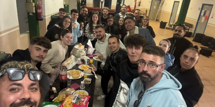 La banda de cornetas y tambores de Peñaranda comparte una merienda tras el último ensayo previo a la Semana Santa 2025