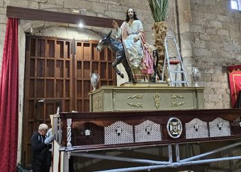 «Jesús Amigo de los Niños» prepara en Peñaranda el paso de La Borriquilla con la mirada puesta en el cielo para mañana, domingo