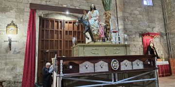 «Jesús Amigo de los Niños» prepara en Peñaranda el paso de La Borriquilla con la mirada puesta en el cielo para mañana, domingo