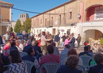 La Espuela pone en valor la identidad salmantina llevando su música y danzas a la Plaza Mayor de Santiago de la Puebla