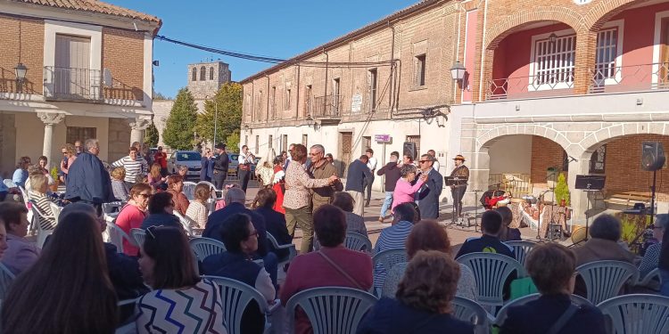La Espuela pone en valor la identidad salmantina llevando su música y danzas a la Plaza Mayor de Santiago de la Puebla
