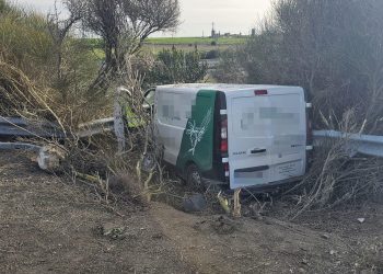 Una furgoneta acaba empotrada en una de las rotondas de la A-50 en Peñaranda y su conductor sale milagrosamente ileso