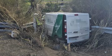 Una furgoneta acaba empotrada en una de las rotondas de la A-50 en Peñaranda y su conductor sale milagrosamente ileso
