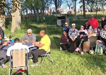 Gran ambiente en el peñarandino parque del Inestal con hornazos, tortillas, embutidos, partidas de cartas y juegos infantiles