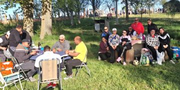 Gran ambiente en el peñarandino parque del Inestal con hornazos, tortillas, embutidos, partidas de cartas y juegos infantiles