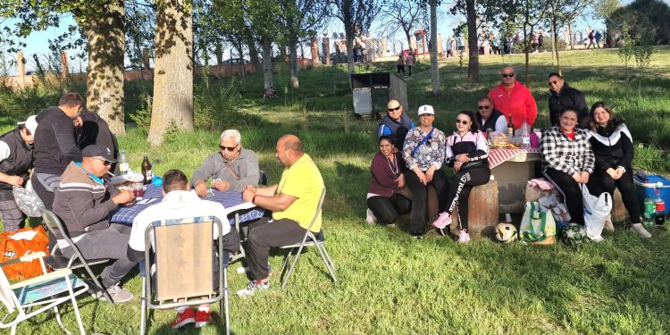 Gran ambiente en el peñarandino parque del Inestal con hornazos, tortillas, embutidos, partidas de cartas y juegos infantiles