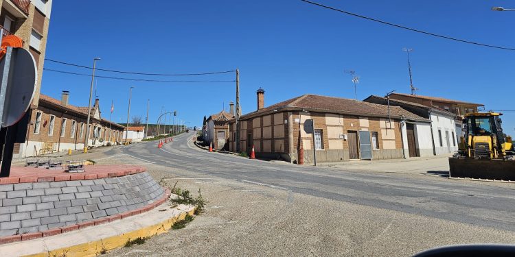 La Junta inicia las obras de mejora en la travesía de la carretera SA-105 a su paso por Macotera y mejora la accesibilidad