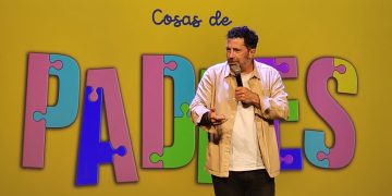 Peñaranda se suma a la moda del monólogo: Raúl Massana llena de risas y aplausos el teatro Calderón con «Cosas de padres»