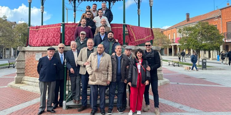 El singular juego de las Mecas en Peñaranda: 76 años fieles en la tarde del Viernes Santo al cubilete con dados y a la limonada