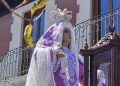 Peñaranda acompaña a la Virgen de la Misericordia en su desfile portada a costal por los hermanos de la cofradía de los nazarenos