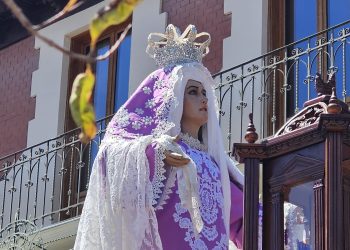 Peñaranda acompaña a la Virgen de la Misericordia en su desfile portada a costal por los hermanos de la cofradía de los nazarenos