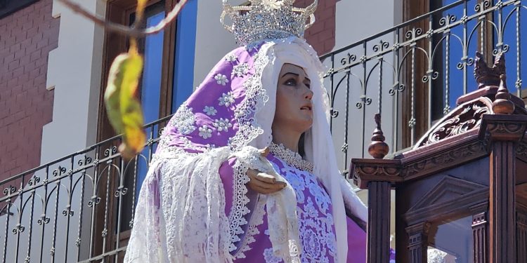 Peñaranda acompaña a la Virgen de la Misericordia en su desfile portada a costal por los hermanos de la cofradía de los nazarenos