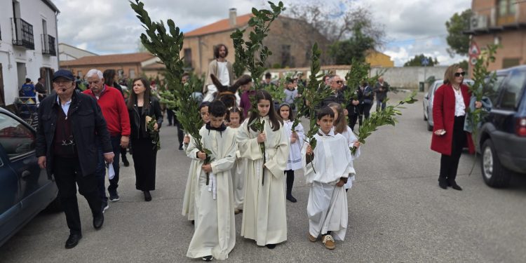 Paradinas de San Juan rememora la entrada triunfal de Jesús en Jerusalén con una puesta en escena de lo más realista y llamativa
