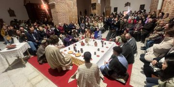 Paradinas de San Juan escenifica en la iglesia la Santa Cena y en la plaza el prendimiento de Jesús en su Jueves Santo
