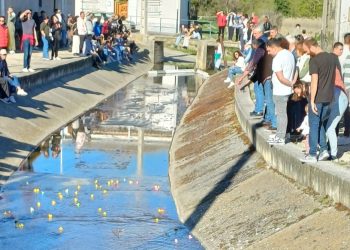 Alaraz disfruta con su particular «al agua patos» en una divertida carrera con el arroyo que surca el pueblo como escenario