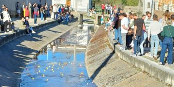 Alaraz disfruta con su particular «al agua patos» en una divertida carrera con el arroyo que surca el pueblo como escenario