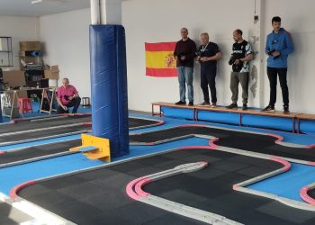 El club RC Peñaranda estrena la pista en su nueva ubicación del pabellón cubierto acompañado por miembros de MadriZ